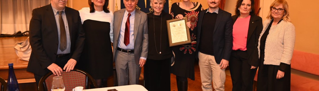 Novella Calligaris premiata da Marilena Rosetti e Maurizio Gioiello.