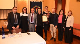 Novella Calligaris premiata da Marilena Rosetti e Maurizio Gioiello.