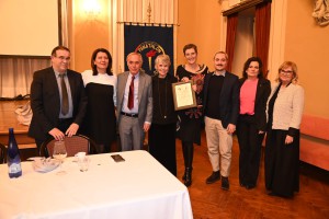 Novella Calligaris premiata da Marilena Rosetti e Maurizio Gioiello.